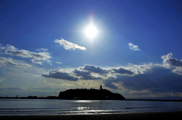 江の島海岸の昼間の写真