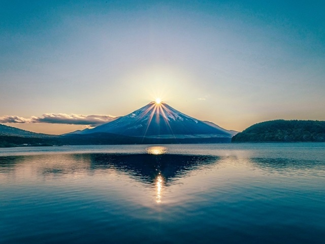 富士山頂上からの日の出写真