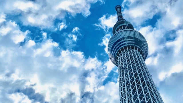 スカイツリーをしたから見上げた写真